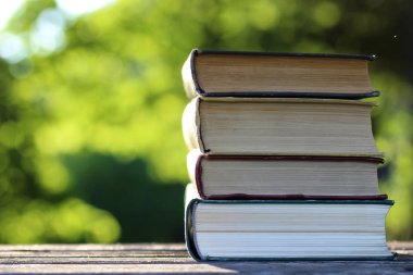 kitap yığını arka plandaki tabloda ahşap açık