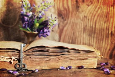 ahşap masa anahtar fotoğraf retro kitabı sctrathes etkisi