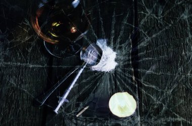 konsept cam ilaç şırınga kaşık çatlamak