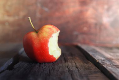 Kırmızı ısırıldı elma
