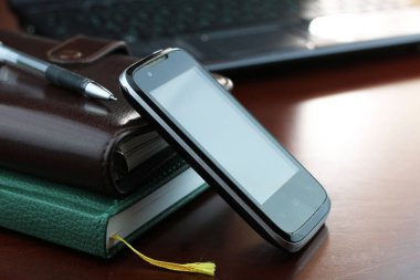 Ofis Masası ile bir bilgisayar ve bir telefon günlüğü