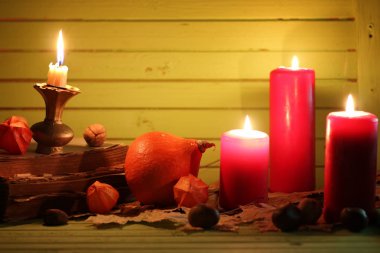 eski kitap kabak ve ahşap masa mum