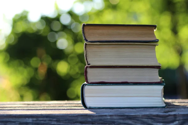 Libro pila fondo mesa madera al aire libre —  Fotos de Stock