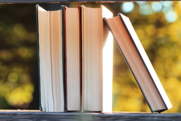 Осінній книжковий стек дерев'яний відкритий — стокове фото