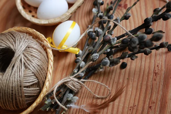 Salgueiro e ovo em um fundo de madeira — Fotografia de Stock