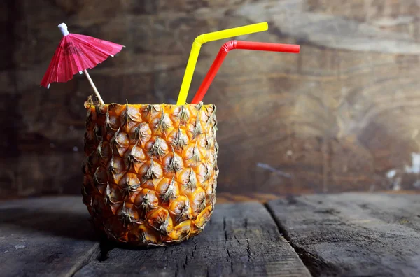 Piña con fondo de madera de paja — Foto de Stock