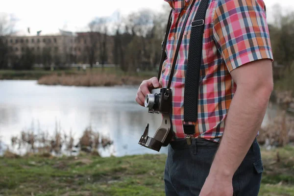 Uomo barba con fotocamera retrò nel parco — Foto Stock