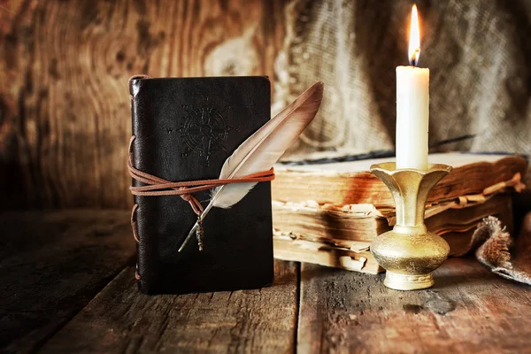 Książka pióra świeczki romans — Zdjęcie stockowe