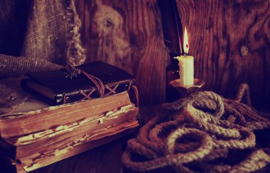 Retro nesnelerini geçiş yumuşatma ve leaher kitap mum ışığı ile
