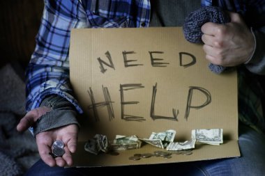 evsiz bir adam yardım isteyin