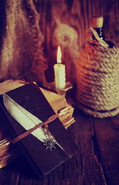Retro nesnelerini geçiş yumuşatma ve leaher kitap mum ışığı ile — Stok fotoğraf