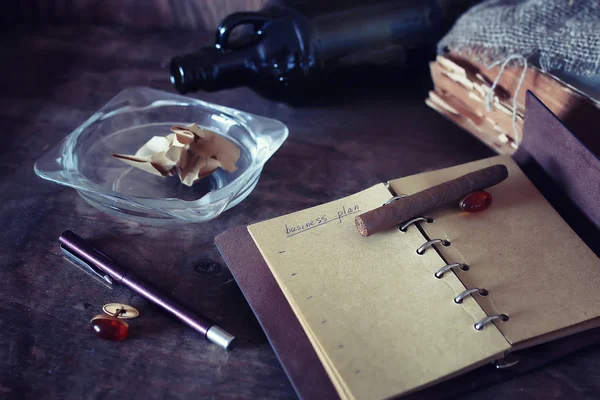 Papel retro vacío y objetos pluma cuerda cigarro — Foto de Stock