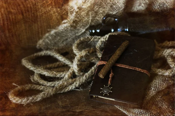Cigarros y cuero sobre fondo de madera con arañazo retro ef — Foto de Stock