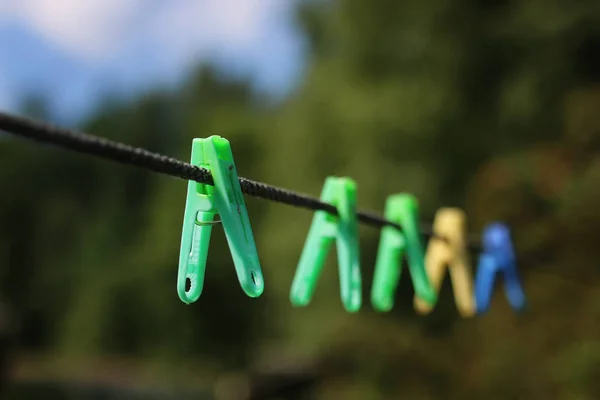 Klädnypa på repet utomhus — Stockfoto