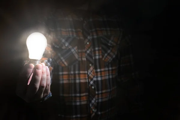 Hombre mantenga la lámpara de brillo en la mano — Foto de Stock