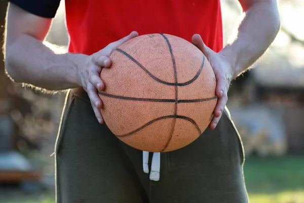 Hand houden basketbal — Stockfoto