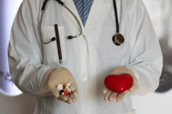 Farmaci in mano medico — Foto Stock