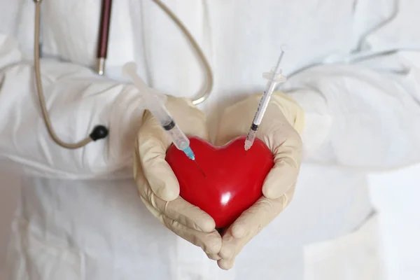 Syringe in heart doctor hand — Stock Photo, Image