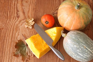 Kabak hasat masanın üstüne kesmek.