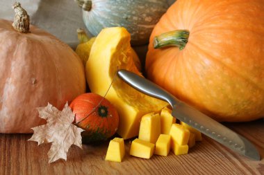 Kabak hasat masanın üstüne kesmek.