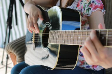 gitar dize kadın eli açık