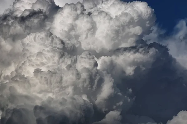 Awan badai di langit biru — Stok Foto