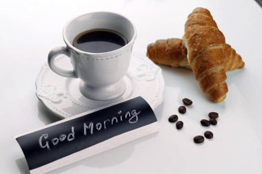 Sabah kahve fincanı kruvasan