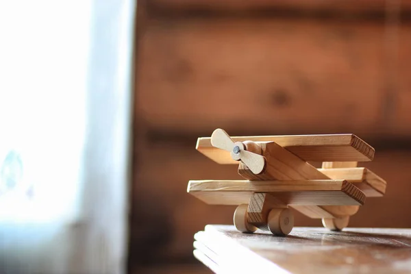 Drewniana zabawka samolot na stole — Zdjęcie stockowe