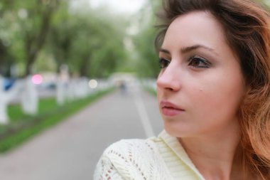 kız portresi bahar ağacı