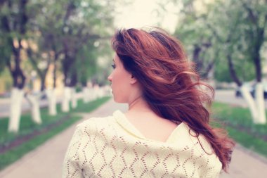 Bahar elma sokakta yürüyen kız