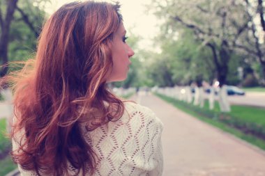 Bahar elma sokakta yürüyen kız