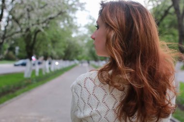 kız portresi bahar ağacı