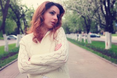 Bahar elma sokakta yürüyen kız