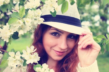 Elma ağacı çiçeğindeki kadın