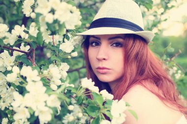 Elma ağacı çiçeğindeki kadın