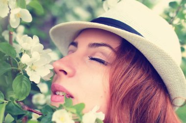 Elma ağacı çiçeğindeki kadın