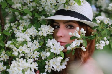 elma Bahçe çiçek kız