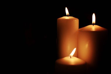 mum ışık izole siyah