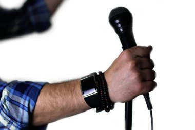 sahne el mikrofon tutun