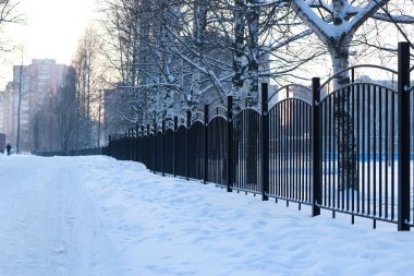 gün batımında kış manzara demir çit