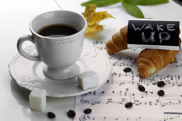 Sabah kahve fincanı kruvasan — Stok fotoğraf
