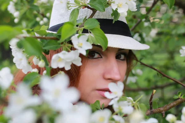 Mädchen im Apfelgarten Blume — Stockfoto