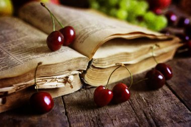 ahşap arka plan ve kiraz berry Retro kitap