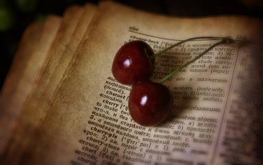 ahşap arka plan ve kiraz berry Retro kitap