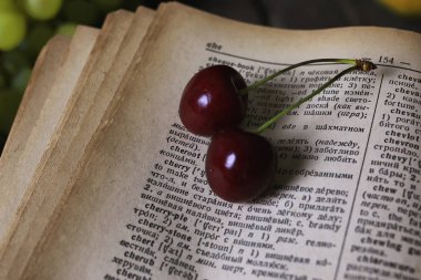 Retro kitap ve kiraz meyve