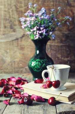 Vintage kompozisyon kiraz berry ahşap arka plan üzerinde