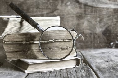 eski fotoğraf Büyüteç ve eski kitap etkisi çizik