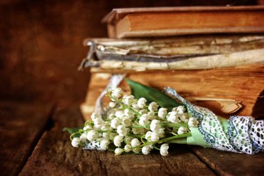 buket lilyum ve retro kitap