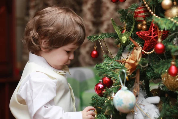 Child decorate the Christmas tree toy — Stock Photo, Image