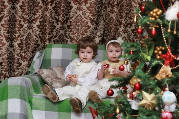 孩子装饰圣诞树玩具 — 图库照片